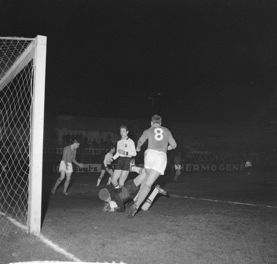Voetbal Belgie tegen Nederland 2-0 te Aalst in Belgie. Brusselers (8) in duel me, Bestanddeelnr 912-2662