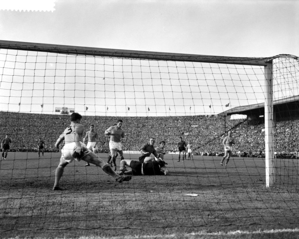 Voetbal Belgie tegen Nederland 1-4 te Antwerpen, vlnr Kuys, Klaassens, Van d, Bestanddeelnr 911-6420