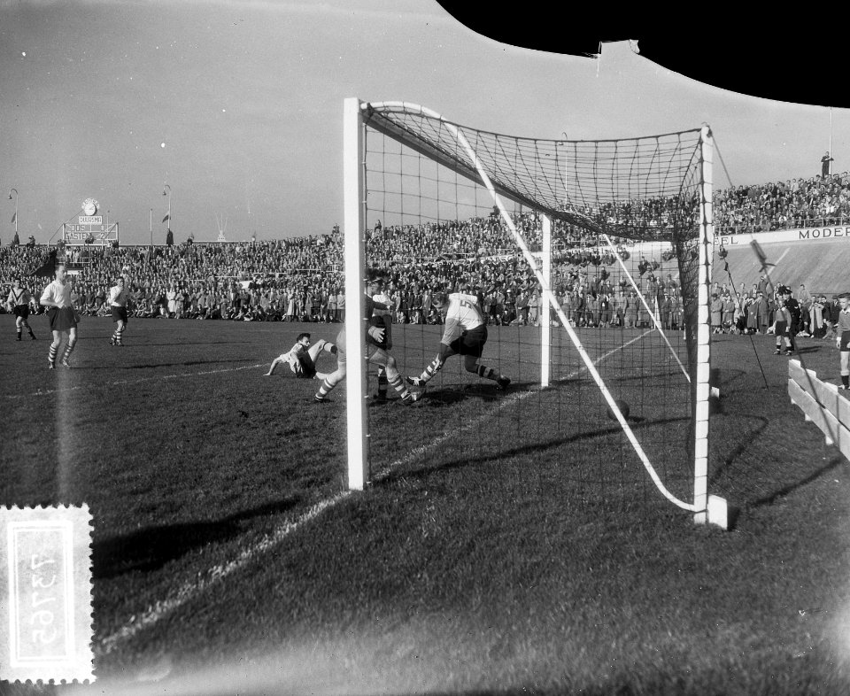 Voetbal DOS tegen Eindhoven 2-2, keeper Janssen, Bestanddeelnr 907-3765