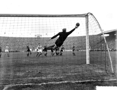 Voetbal Belgie tegen Nederland 2-1 te Antwerpen, doelman Segers tikt bal tot cor, Bestanddeelnr 911-1887