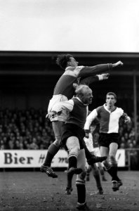 Volendam tegen Feyenoord 0-8 Greuter (Volendam) op voorgrond Haak en Kruiver, Bestanddeelnr 915-6029