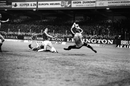 Voetbal AZ67 tegen Ajax 0-1, Pier Tol van AZ67 in aktie met rechts Ajax-keeper Schrijvers, Bestanddeelnr 931-4271
