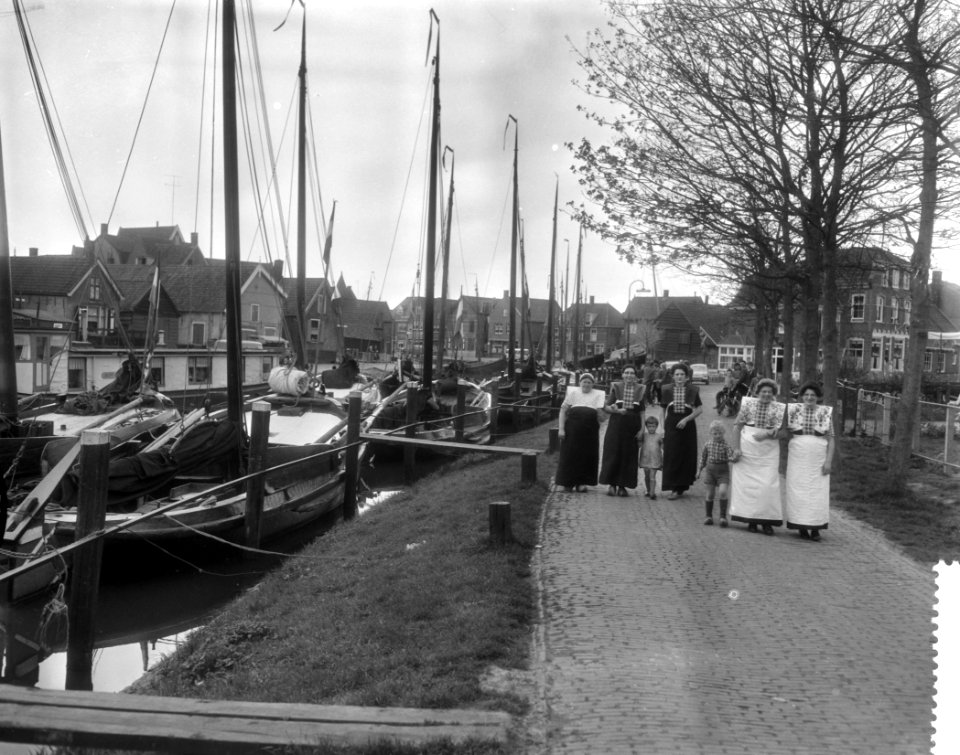 Vlaggetjesdag in Spakenburg t.g.v. het uitvaren van de palingvloot, overzicht va, Bestanddeelnr 910-3012