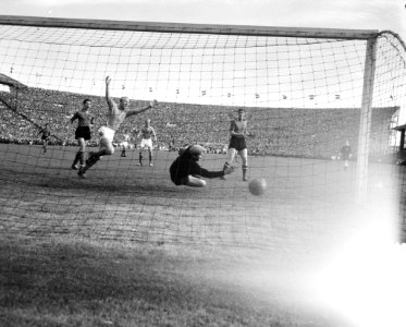Voetbal Belgie tegen Nederland 1-4 te Antwerpen, vlnr Kruiver, Moulijn, Groo, Bestanddeelnr 911-6421