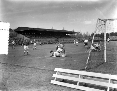 Voetbal Eindhoven tegen Limburgia, keeper Jacobs in actie, Bestanddeelnr 907-4010