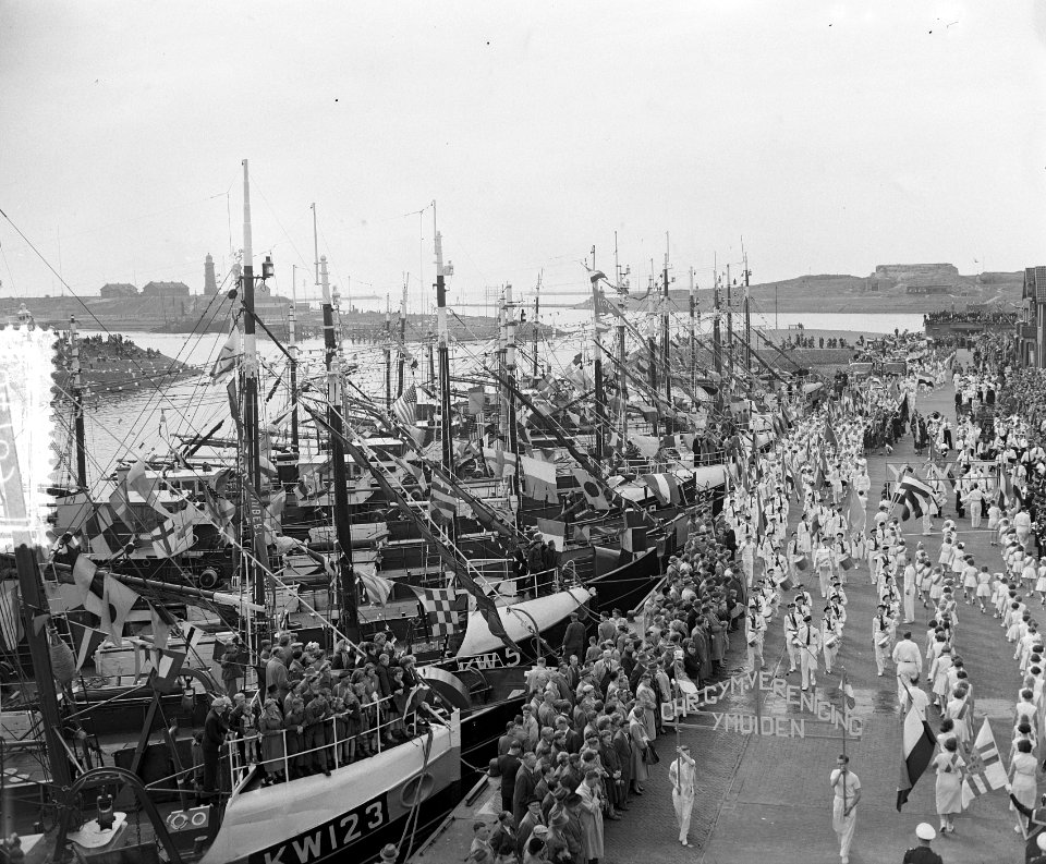 Vlaggetjesdag IJmuiden en optocht, Bestanddeelnr 906-4783