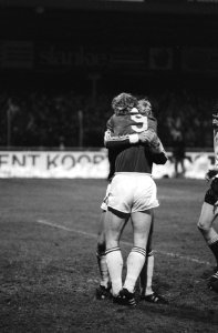 Voetbal AZ67 tegen Feyenoord 5-2, dolblije Pier Tol en Kees Kist nadat Kist (op , Bestanddeelnr 931-1356