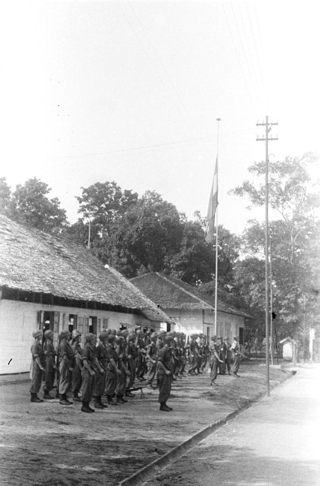 Vlaggenparade in het KNIL-kampement te Ambon, waar de Koninklijke Landmacht de r, Bestanddeelnr 1566-7-4