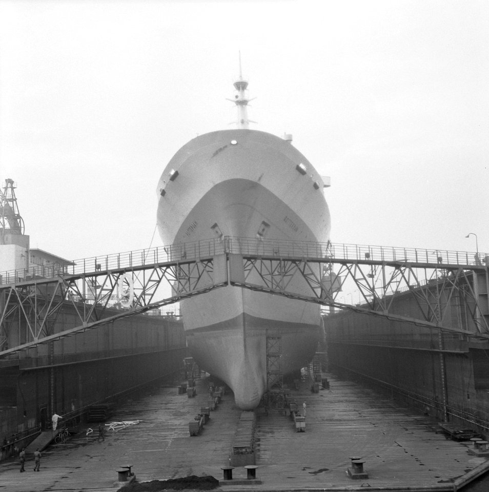 Vlaggenschip HAL de ss Rotterdam voor de eerste maal in het dok, Bestanddeelnr 915-7068
