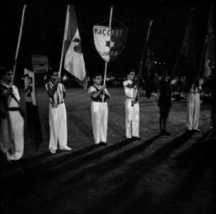 Vlaggenparade tijdens het defilé in het Rifstadion in Wllemstad, Bestanddeelnr 252-3657