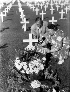 Vlaggetjes plaatsen voor Memorial Day, Bestanddeelnr 902-1879