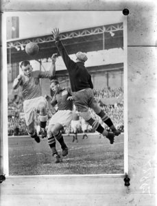 Voetbal. Nederland tegen Zweden 1-0. Van der Tuyn belaagt keeper, Bestanddeelnr 902-7882