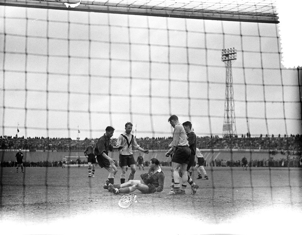 Voetbal DOS tegen Holland Sport 2-1, spelmoment, Bestanddeelnr 907-1794