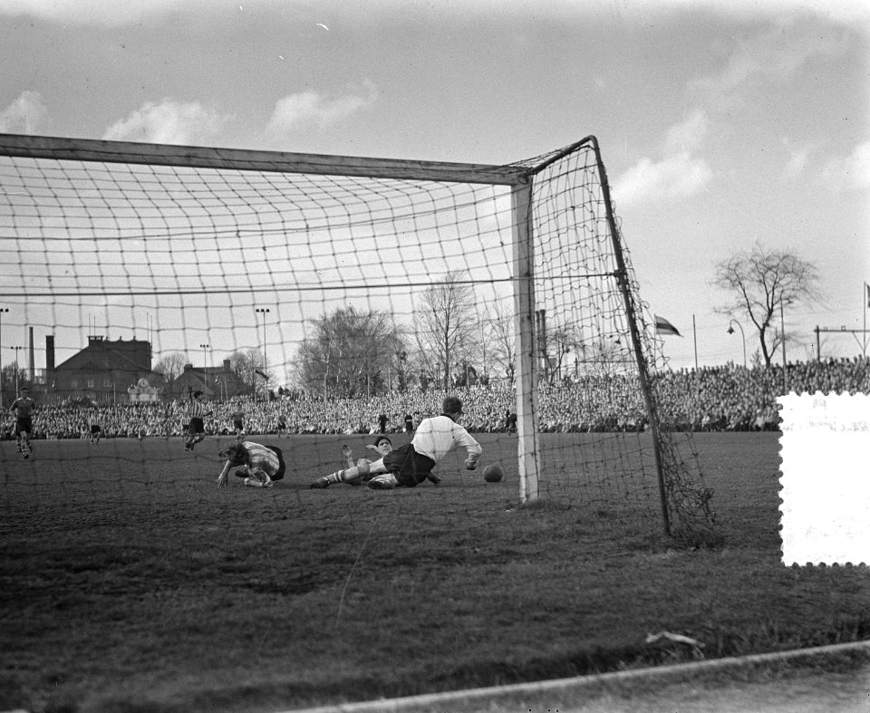 Voetbal. PSV tegen Eindhoven. Spelmomenten, Bestanddeelnr 905-6489