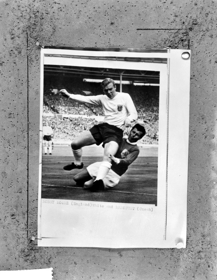 Voetbal Engeland tegen Rest van de Wereld 2-1 Bobby Moore in duel met linkshalf, Bestanddeelnr 915-6620