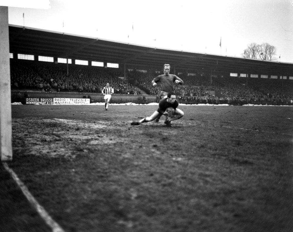 Voetbal . Ajax tegen Willem II 3-2. Willem II keeper Chris Feijt redt voor Henk , Bestanddeelnr 913-6256