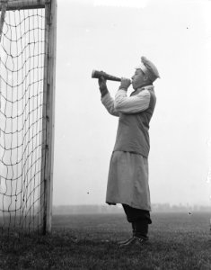 Voetbal Emma tegen SVV, omroeper mist, Bestanddeelnr 906-1596