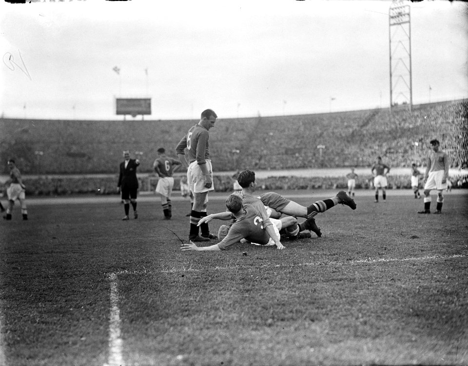 Voetbal. Nederland tegen Zweden 1-0. Faas Wilkes gemangeld, Bestanddeelnr 902-7884