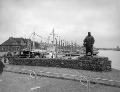 Vlaggetjesdag 1958 in IJmuiden, Bestanddeelnr 909-5660 photo