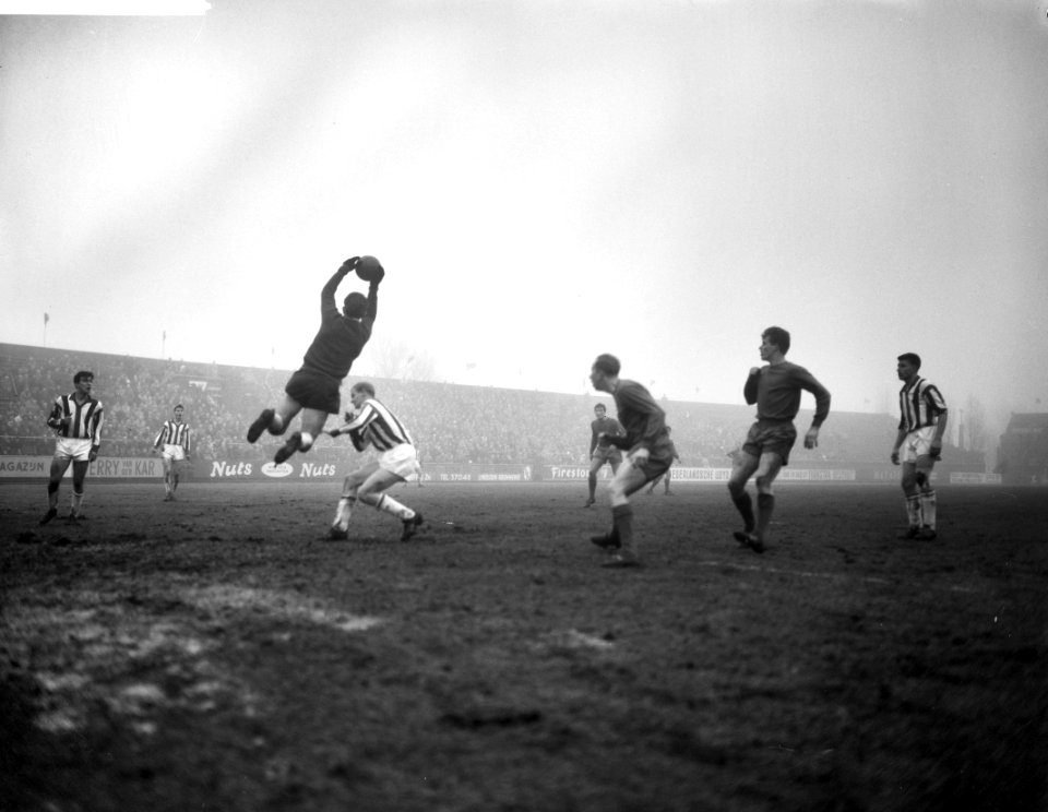 Voetbal . Ajax tegen Willem II 3-2. Willem II keeper Chris Feijt grijpt in, Bestanddeelnr 913-6257
