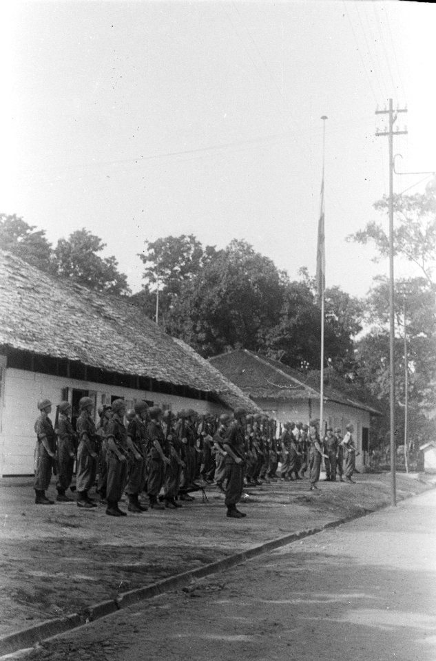Vlaggenparade in het KNIL-kampement te Ambon, waar de Koninklijke Landmacht de r, Bestanddeelnr 1566-7-3