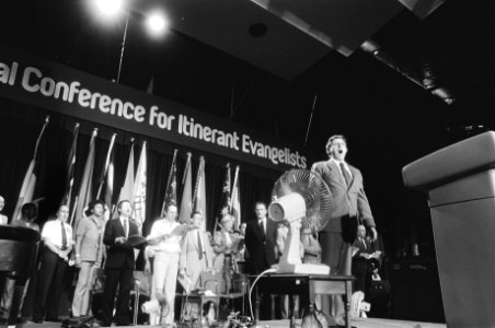 Vlaggenceremonie met op de voorgrond de Amerikaanse evangelist Billy Graham, Bestanddeelnr 932-6479
