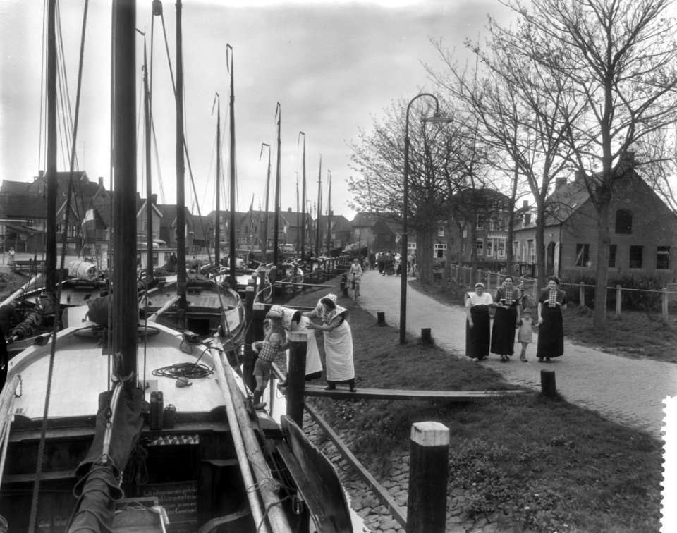 Vlaggetjesdag in Spakenburg t.g.v. het uitvaren van de palingvloot, Bestanddeelnr 910-3010