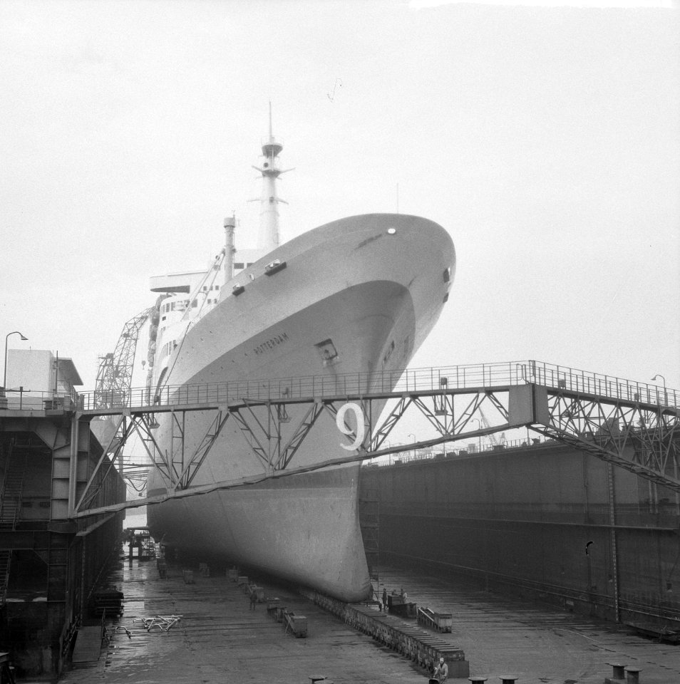 Vlaggenschip HAL de ss Rotterdam voor de eerste maal in het dok, Bestanddeelnr 915-7067