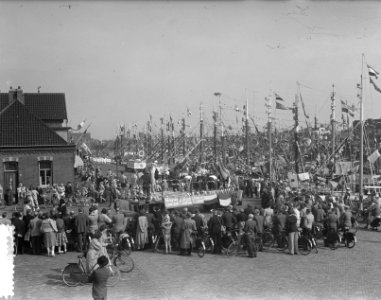 Vlaggetjesdag IJmuiden, Bestanddeelnr 905-1161 photo