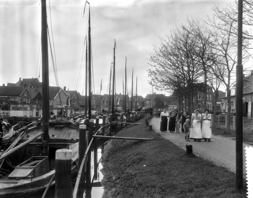 Vlaggetjesdag in Spakenburg t.g.v. het uitvaren van de palingvloot, overzicht va, Bestanddeelnr 910-3011