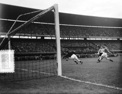 Voetbal. Nederland tegen Denemarken Rotterdam. Spelmoment, Bestanddeelnr 905-5864
