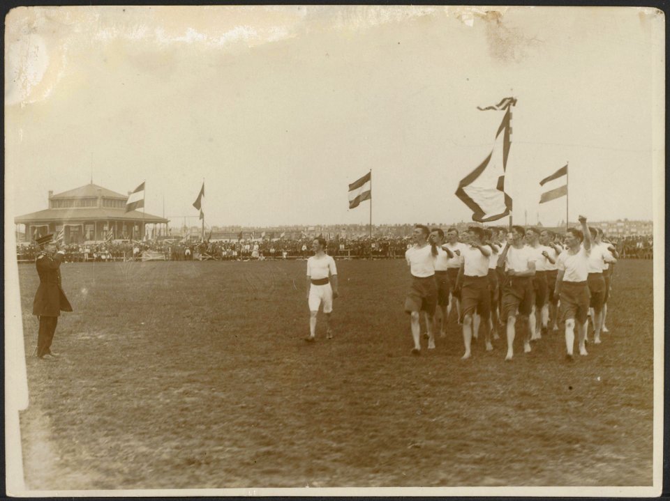 Vlaggenparade bij een sportfeest., Bestanddeelnr 158-2132