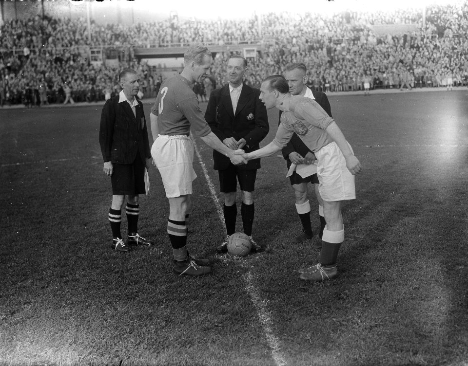 Voetbal. Nederland tegen Zweden 1-0. De toss (in het midden scheidsrechter Jor, Bestanddeelnr 902-7881