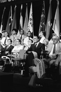 Vlaggenceremonie met op de voorgrond de Amerikaanse evangelist Billy Graham, Bestanddeelnr 932-6478