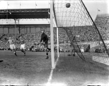 Voetbal. Nederland tegen Zweden 1-0. Faas Wilkes kopt over, Bestanddeelnr 902-7883