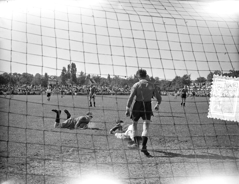 Voetbal. RCH tegen Sneek. Elftal RCH. Opstelling staand zie 57402, zittend van, Bestanddeelnr 905-7409