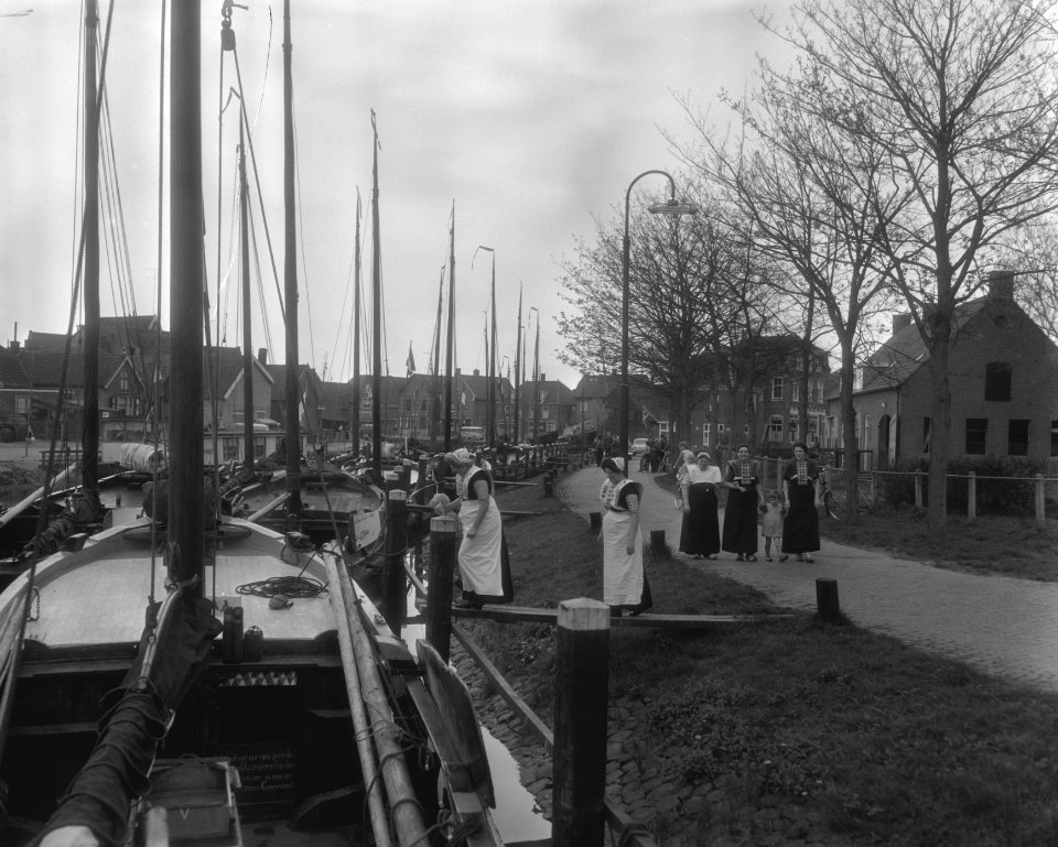 Vlaggetjesdag in Spakenburg t.g.v. het uitvaren van de palingvloot, overzicht va, Bestanddeelnr 910-3013