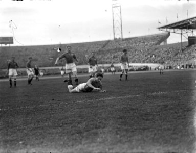 Voetbal. Nederland tegen Zweden 1-0. Faas Wilkes gehaakt, Bestanddeelnr 902-7885
