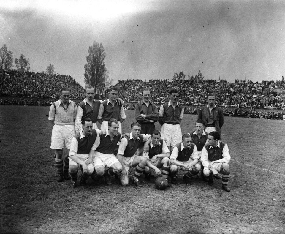 Voetbal Ajax tegen Feijenoord (1-1). Het elftal van Ajax, Bestanddeelnr 902-1574