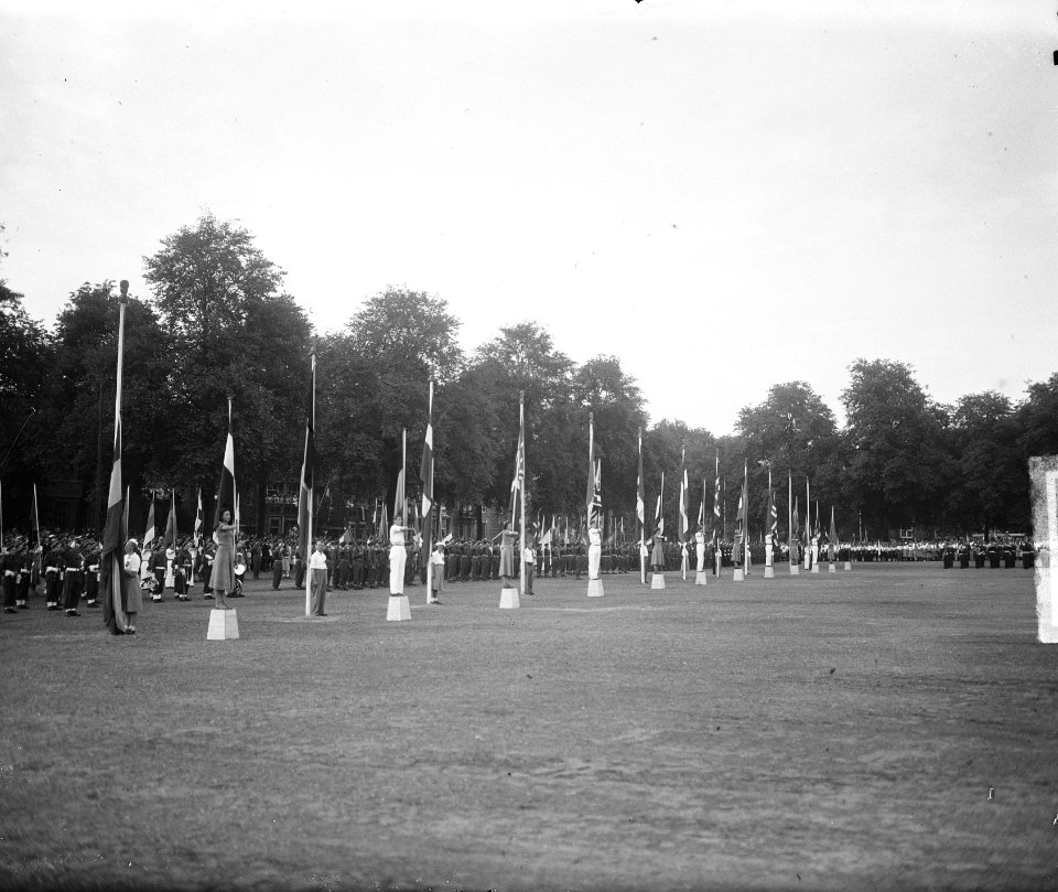 Vlaggenparade vierdaagse. Vlag hijsen, Bestanddeelnr 903-5084