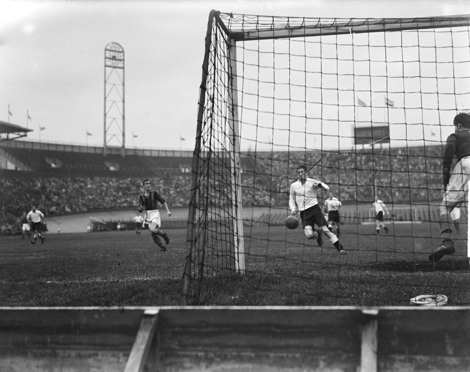 Voetbal. Nederland tegen Djurgarden (Zweden). Steenbergen of Van Geen voor het, Bestanddeelnr 903-7285