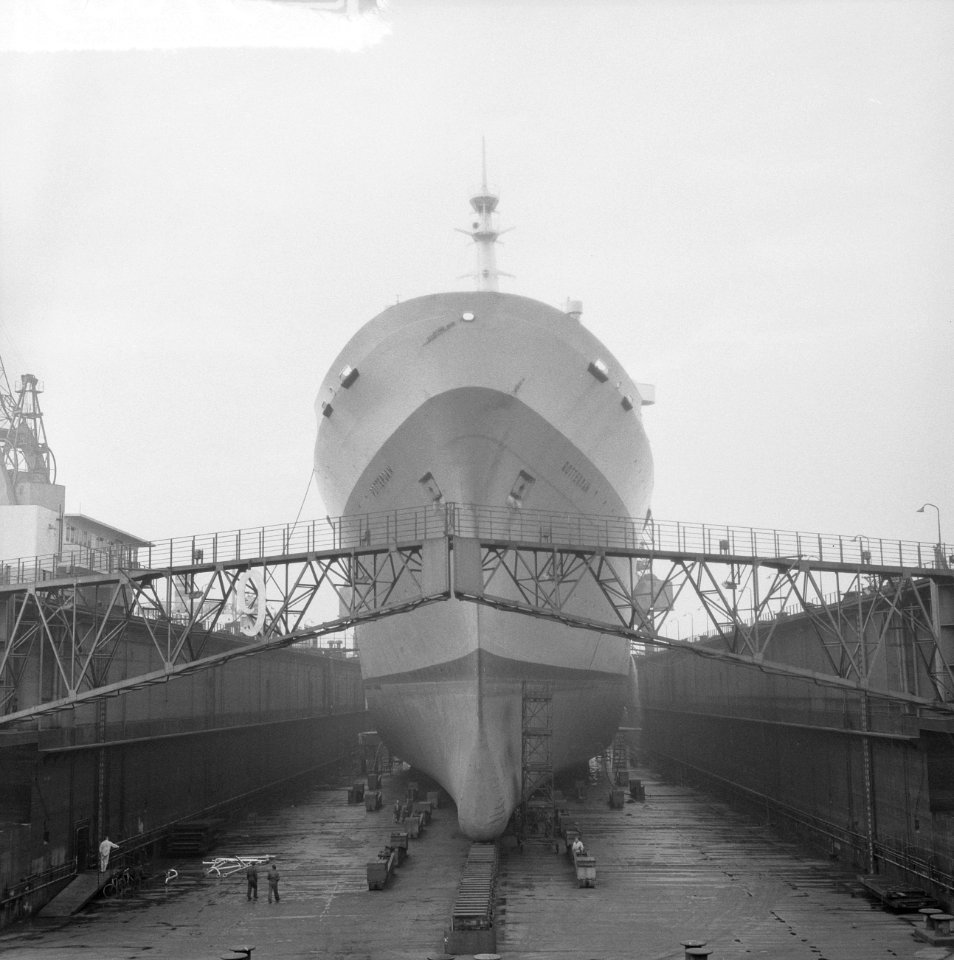 Vlaggenschip HAL de ss Rotterdam voor de eerste maal in het dok, Bestanddeelnr 915-7069