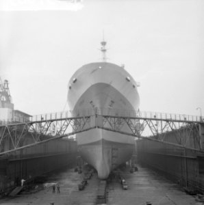 Vlaggenschip HAL de ss Rotterdam voor de eerste maal in het dok, Bestanddeelnr 915-7069