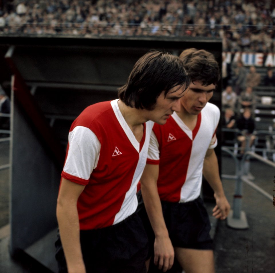 Voetbal (links) Schoenmaker, (rechts) van Hanegem, Bestanddeelnr 254-8955