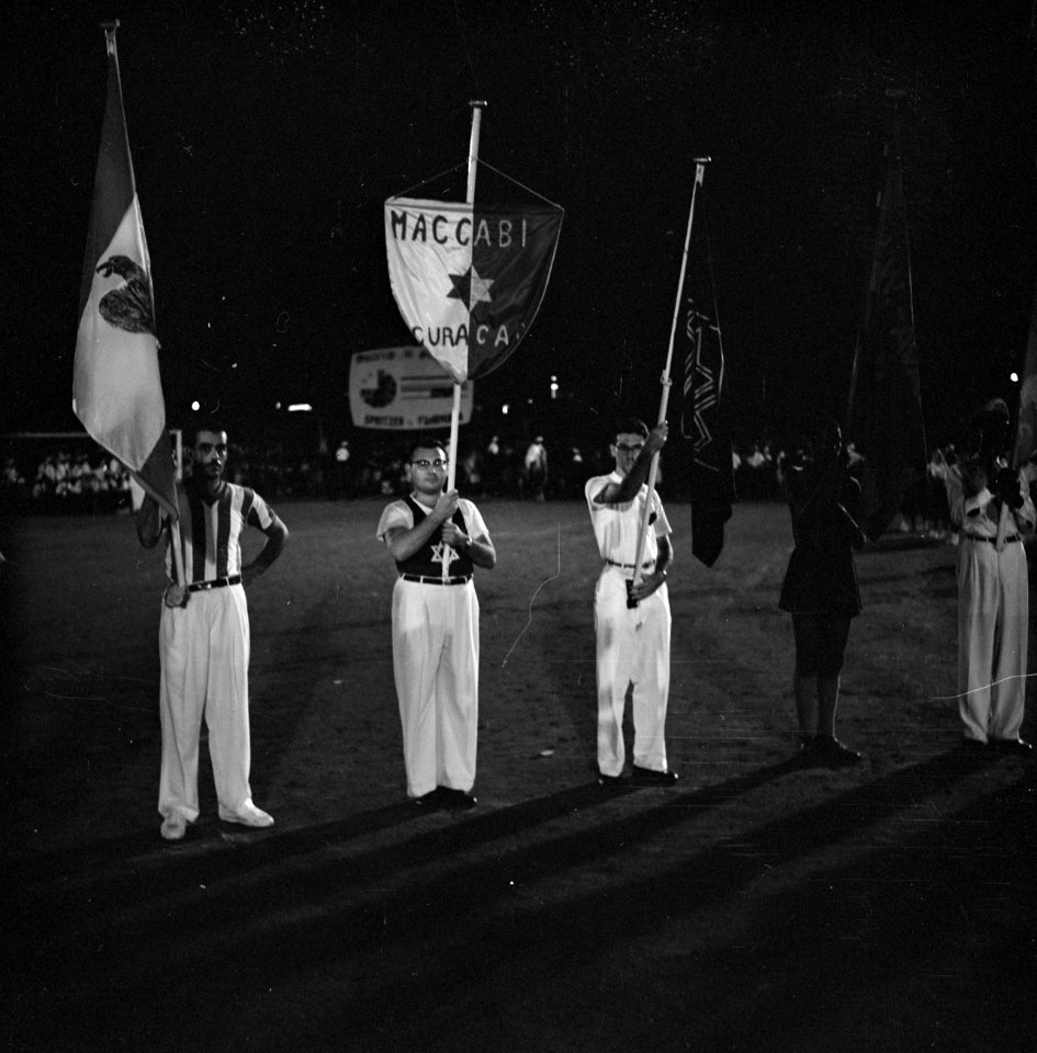 Vlaggenparade tijdens het feest in het Rifstadion in Wllemstad, Bestanddeelnr 252-3655