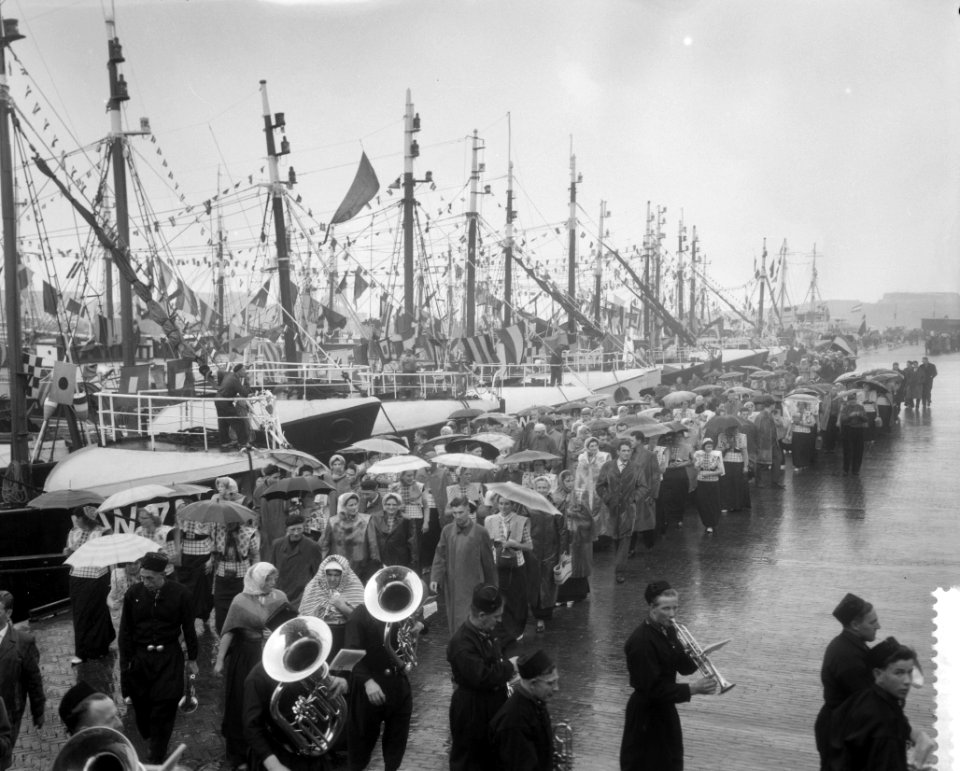 Vlaggetjesdag te IJmuiden in de regen, Bestanddeelnr 911-2718