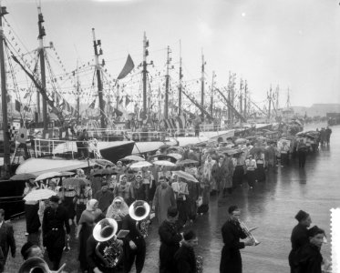 Vlaggetjesdag te IJmuiden in de regen, Bestanddeelnr 911-2718 photo