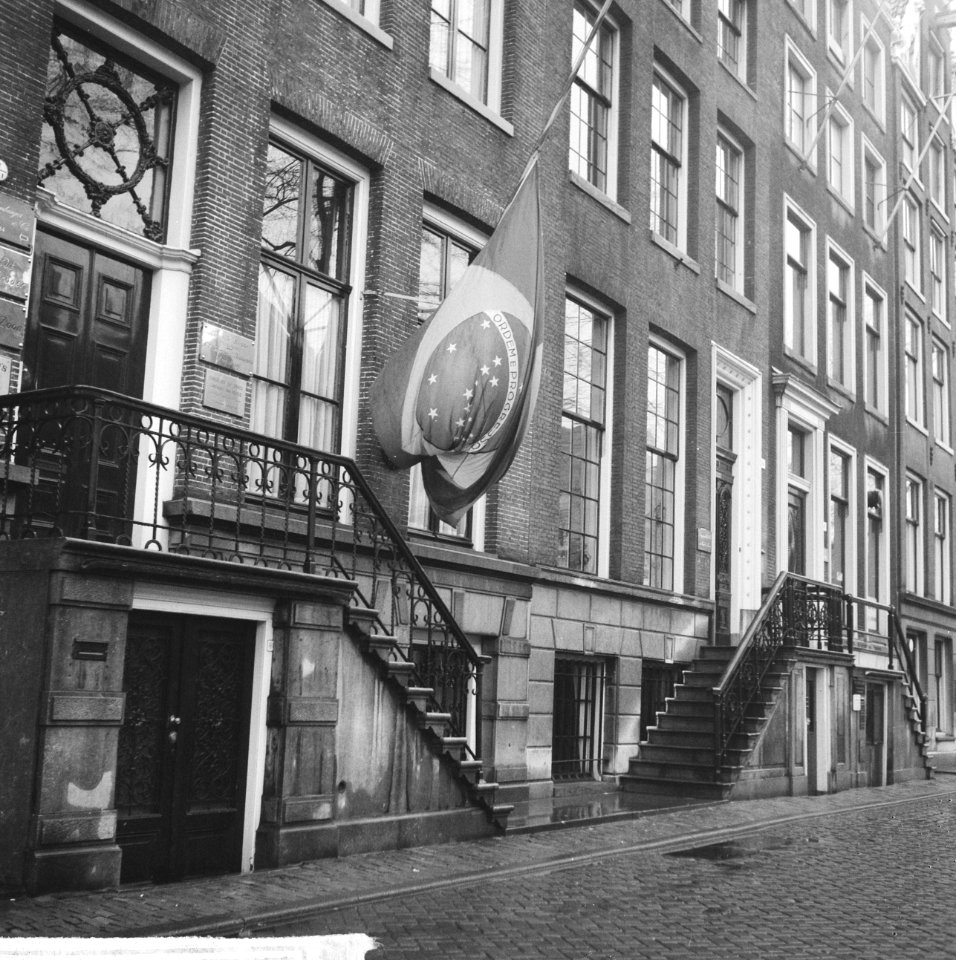 Vlaggen halfstok voor Churchill in Amsterdam op Churchilllaan, Bestanddeelnr 917-3694