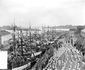 Vlaggetjesdag IJmuiden en optocht, Bestanddeelnr 906-4784 photo