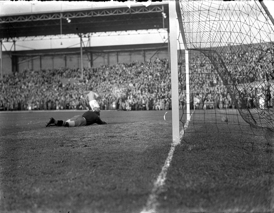 Voetbal. Nederland tegen Zweden 1-0. Faas Wilkes scoort in de 11e minuut, Bestanddeelnr 902-7886